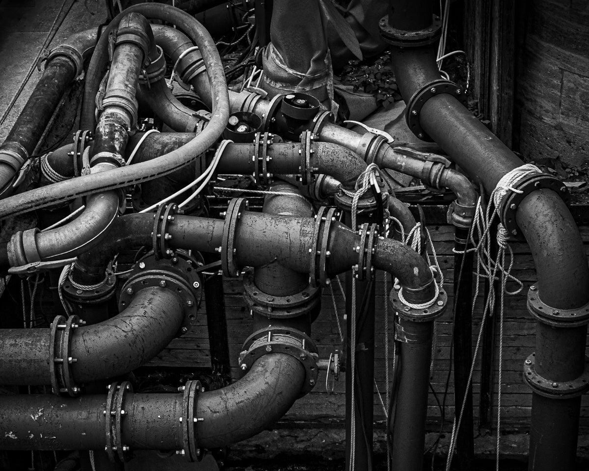 Intersecting lines and aged metal form an unintentional sculpture—an industrial rhythm frozen in time.