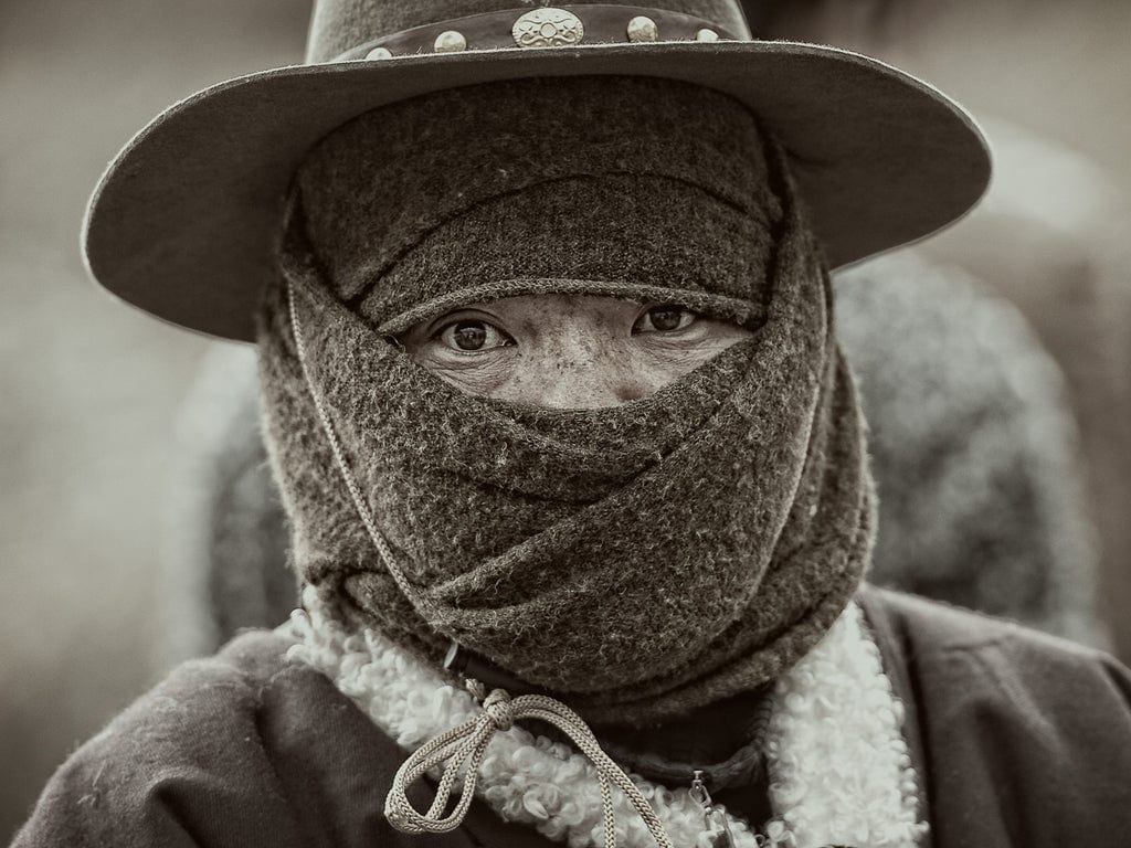 Using the click-pause-move technique, I captured this enigmatic gaze, leaving the subject unaware and maintaining the mystery and authenticity of the moment.